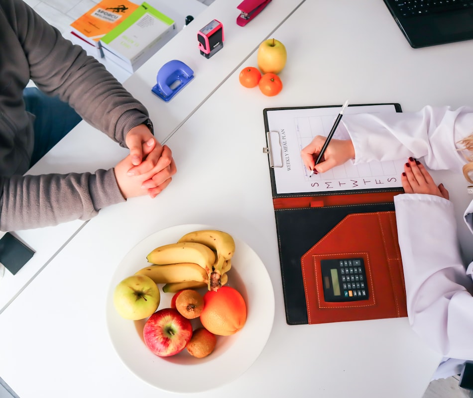 Ernährungsberater mit Klient beim Gespräch